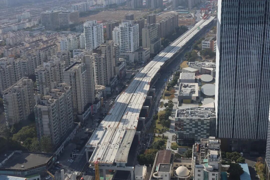 漕宝路快速路施工现场↑