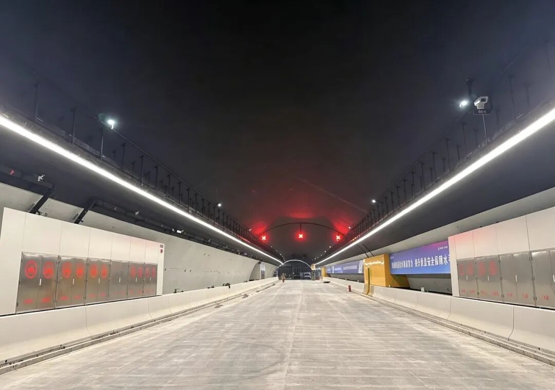 漕宝路快速路施工现场↑