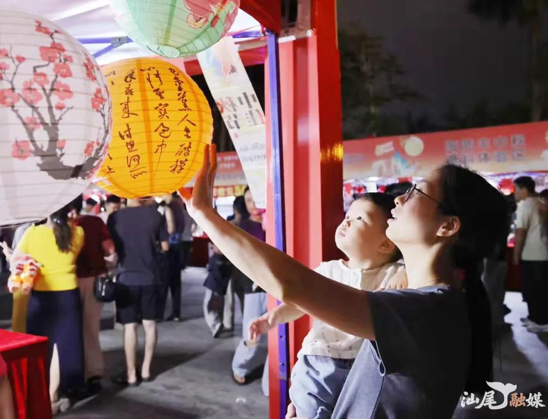 家长带孩子到夜市赏灯，感受节日氛围。